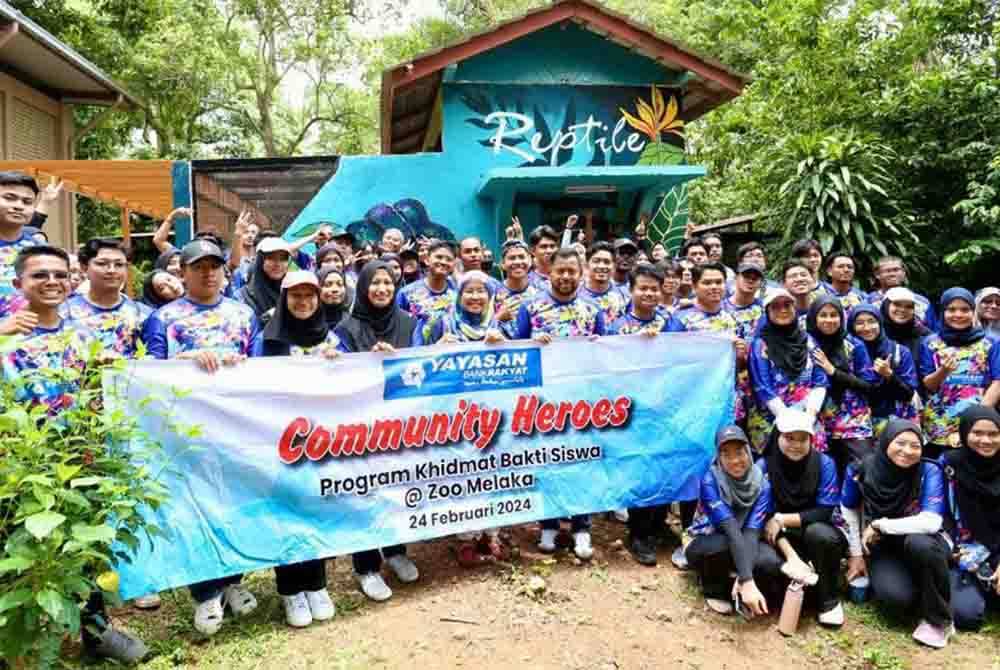 Sukarelawan yang menyertai Program Khidmat Program Community Heroes YBR di Zoo Melaka pada Sabtu.