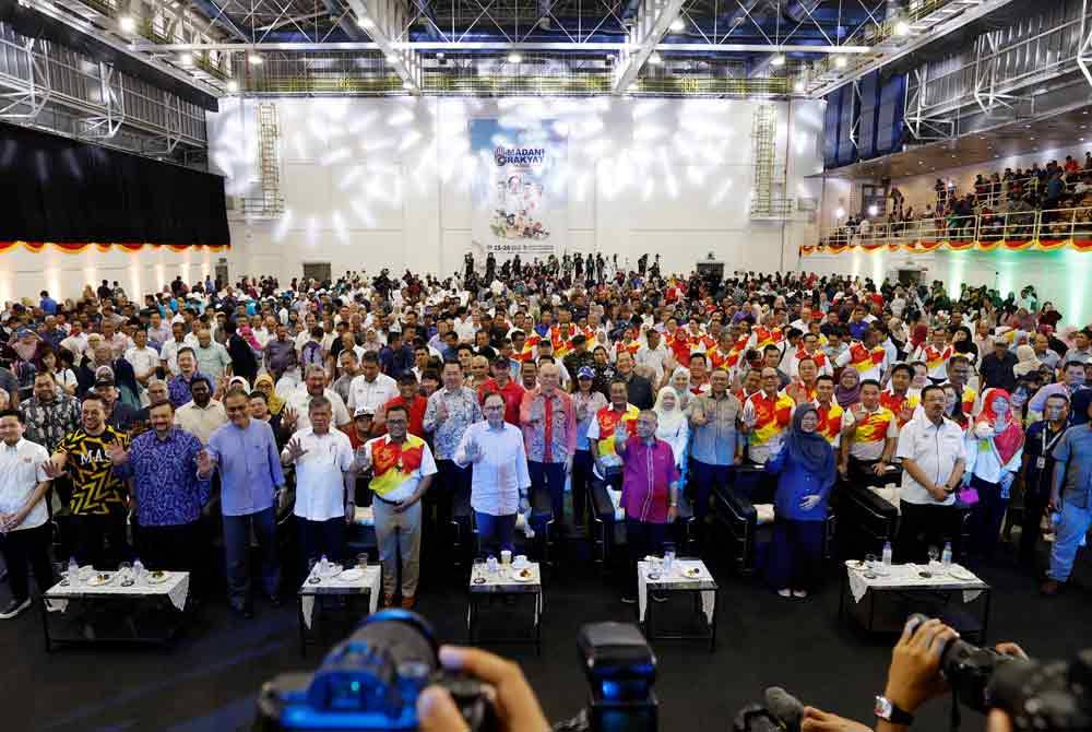 Perdana Menteri Datuk Seri Anwar Ibrahim pada sesi bergambar selepas merasmikan Majlis Penutup Program MADANI Rakyat 2024 (Zon Tengah) di Stadium Tertutup Kompleks Sukan Kuala Selangor pada Ahad. Foto Bernama