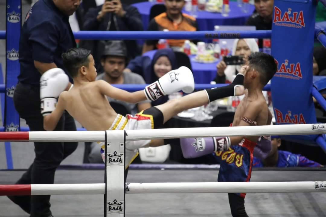 Aksi Aiman Harith (kiri) ketika menentang Zarif Danial dalam saingan King of The Ring Kejohanan JWP-DBKL Kuda Merah Muay Thai Challenge 2024 pada Sabtu. 