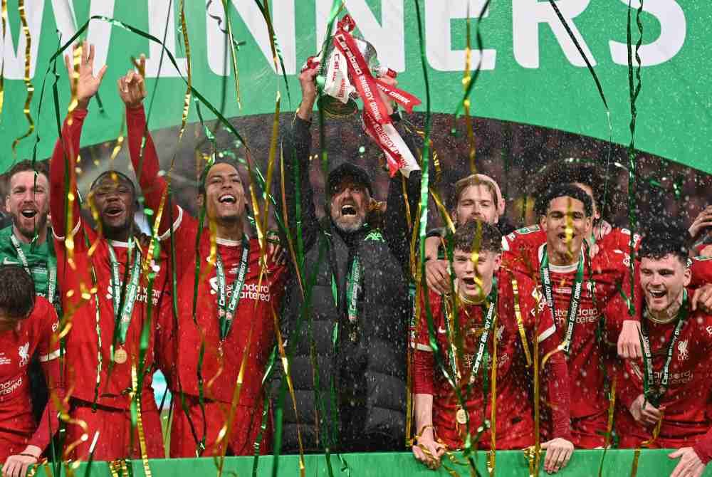 Jurgen Klopp (tengah) menjulang trofi Piala EFL selepas anak buahnya mengalahkan Chelsea 1-0 pada aksi final di Wembley. Foto AFP