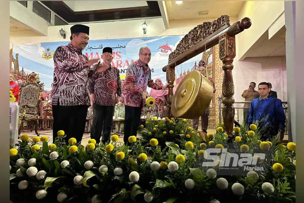 Tengku Muhammad Fakhry Petra tiga dari kiri) merasmikan Tengku Muhammad Fakhry sambil diiringi oleh Mohd Nassuruddin.