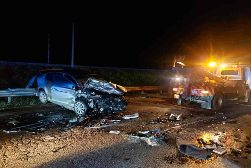 Seorang maut manakala tiga lagi cedera dalam kemalangan melibatkan dua kenderaan di Jalan Ladang Gomali, Ladang Gomali pada malam Ahad. Foto BBP Segamat