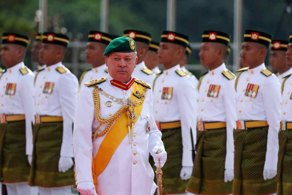 Yang di-Pertuan Agong Sultan Ibrahim berkenan memeriksa Kawalan Kehormatan Utama daripada Batalion Pertama Rejimen Askar Melayu Diraja sempena Istiadat Pembukaan Mesyuarat Pertama Penggal Ketiga Parlimen ke-15 di Dataran Parlimen, pada Isnin. - Foto Bernama