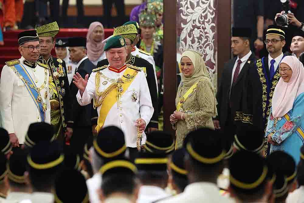 Sultan Ibrahim dan Raja Permaisuri Agong, Raja Zarith Sofiah berkenan beramah mesra bersama ahli Parlimen selepas Istiadat Pembukaan Mesyuarat Pertama Penggal Ketiga Parlimen ke-15 di Bangunan Parlimen, pada Isnin. Turut hadir Perdana Menteri, Datuk Seri Anwar Ibrahim (kiri). Foto Bernama