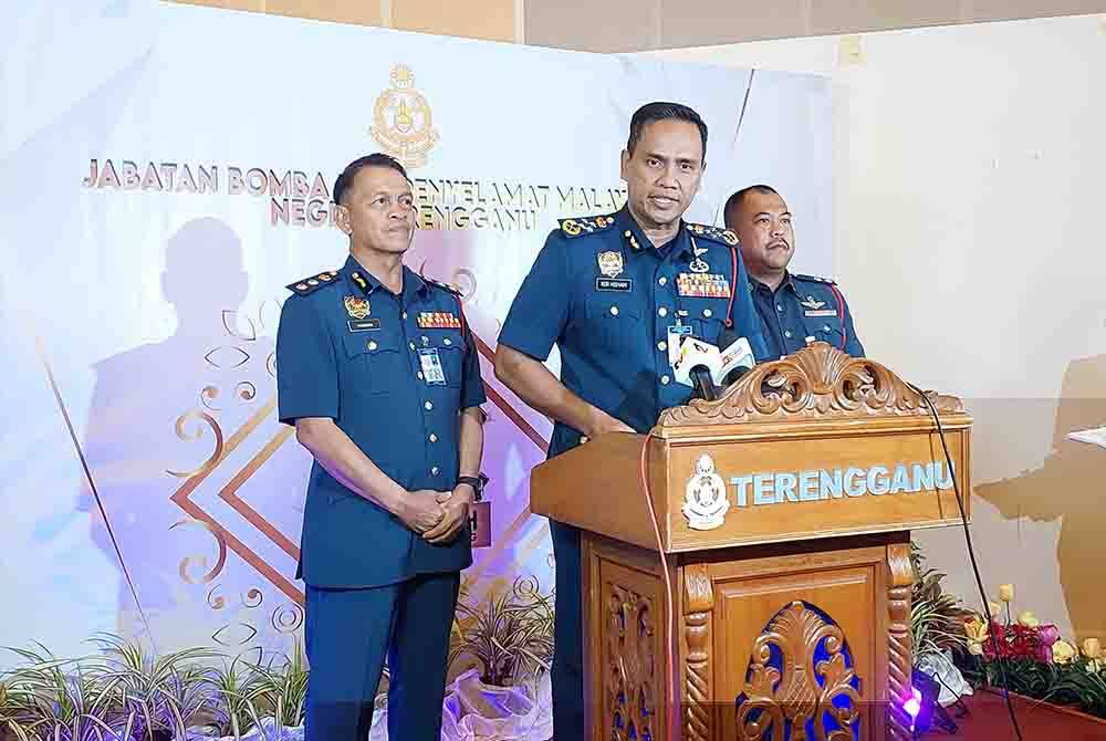 Nor Hisham (tengah) pada sidang media selepas Majlis Anugerah Perkhidmatan Cemerlang dan Sijil 30 Tahun Perkhidmatan JBPM Terengganu pada Isnin.