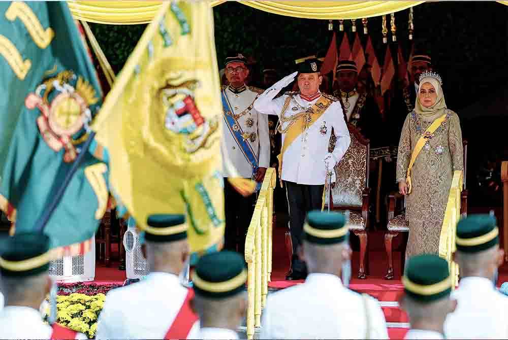 Sultan Ibrahim dan Raja Permaisuri Agong Raja Zarith Sofiah berkenan berangkat sempena Istiadat Pembukaan Mesyuarat Pertama Penggal Ketiga Parlimen ke-15 di Bangunan Parlimen pada Isnin. Foto Bernama