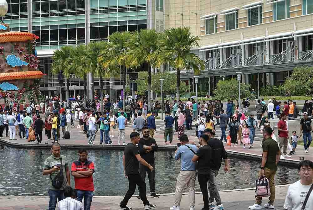 Orang ramai meluangkan masa beriadah di Taman KLCC sempena cuti umum. Foto Bernama