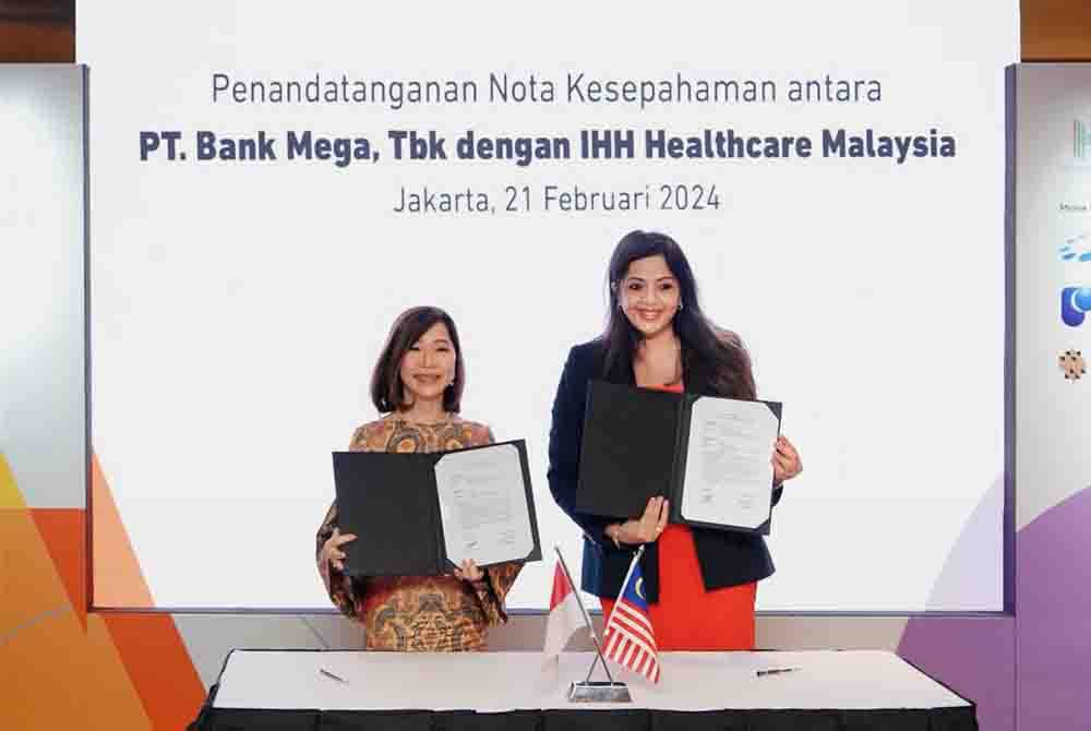 Pementeraian memorandum persefahaman (MoU) yang ditandatangani oleh Ketua Pegawai Komersial IHH Healthcare Malaysia, Sipika Singh (kanan) dan wakil Presiden Pengarah Bank Mega, Diza Larentie (kiri).