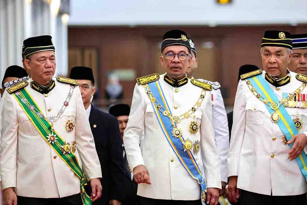 Perdana Menteri Datuk Seri Anwar Ibrahim hadir pada Istiadat Pembukaan Mesyuarat Pertama Penggal Ketiga Parlimen ke-15 di Bangunan Parlimen pada Isnin. Turut hadir, kedua-dua Timbalan Perdana Menteri, Datuk Seri Dr Ahmad Zahid Hamidi (kanan) dan Datuk Seri Fadillah Yusof (kiri). Foto Bernama