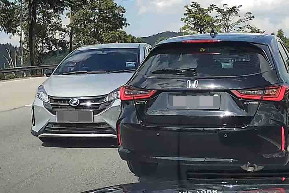 Tangkap layar rakaman video memaparkan kenderaan yang dipandu warga emas terbabit secara melawan arus.