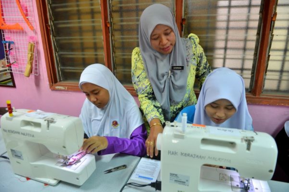 KPM sentiasa berusaha memperkasakan pendidikan MBPK menerusi pengiktirafan, motivasi dan keyakinan bahawa mereka mempunyai potensi untuk cemerlang dalam sesuatu bidang. Gambar hiasan