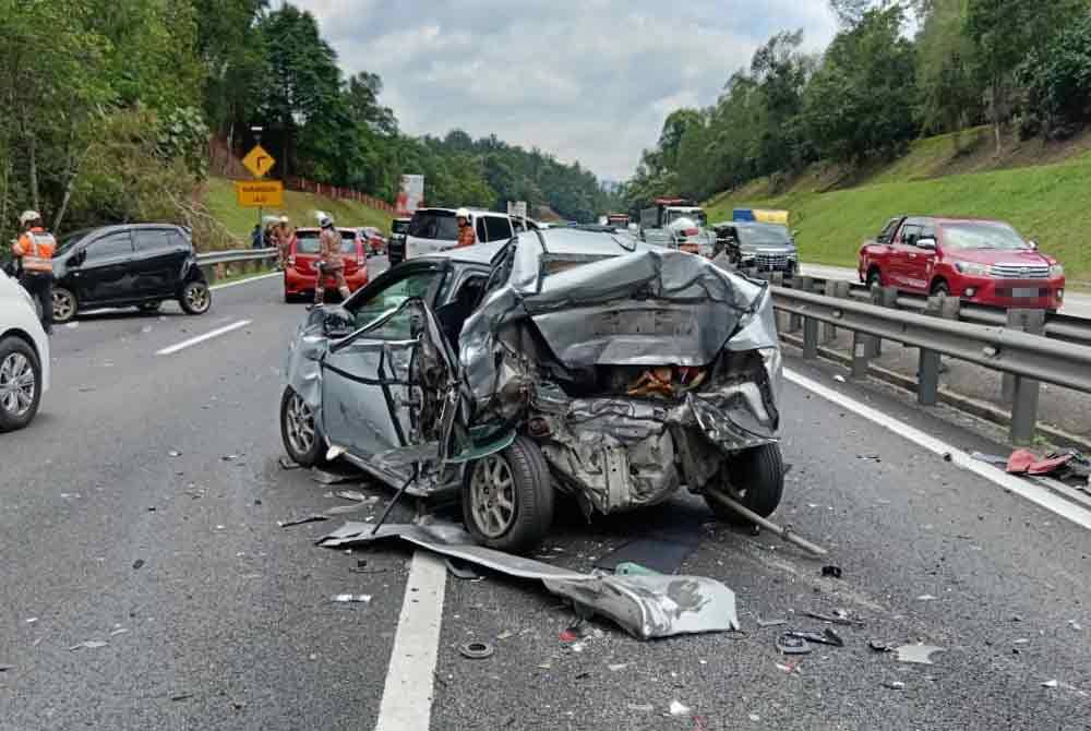 Salah sebuah kereta rosak teruk selepas terlibat kemalangan lima kenderaan di Gopeng pada Isnin. Foto Ihsan JBPM Perak