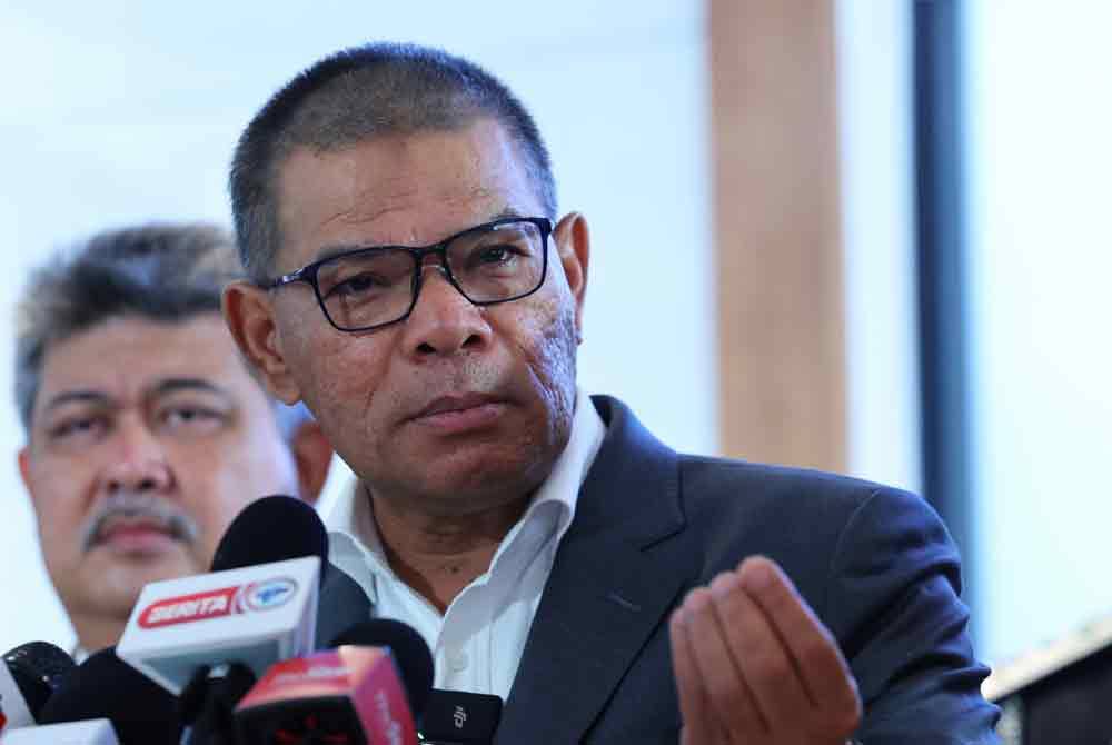 Saifuddin Nasution ketika sidang media pada Majlis Perasmian Pembukaan Pejabat Pasport Shaftbury, Jabatan Imigresen Malaysia pada Isnin. Foto Bernama