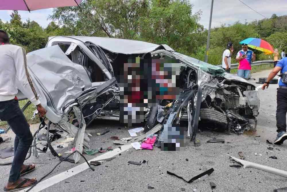 MPV dinaiki mangsa mengalami kerosakan teruk dalam kemalangan membabitkan tiga kenderaan lain di Gerik pada Isnin. Foto ihsan pembaca