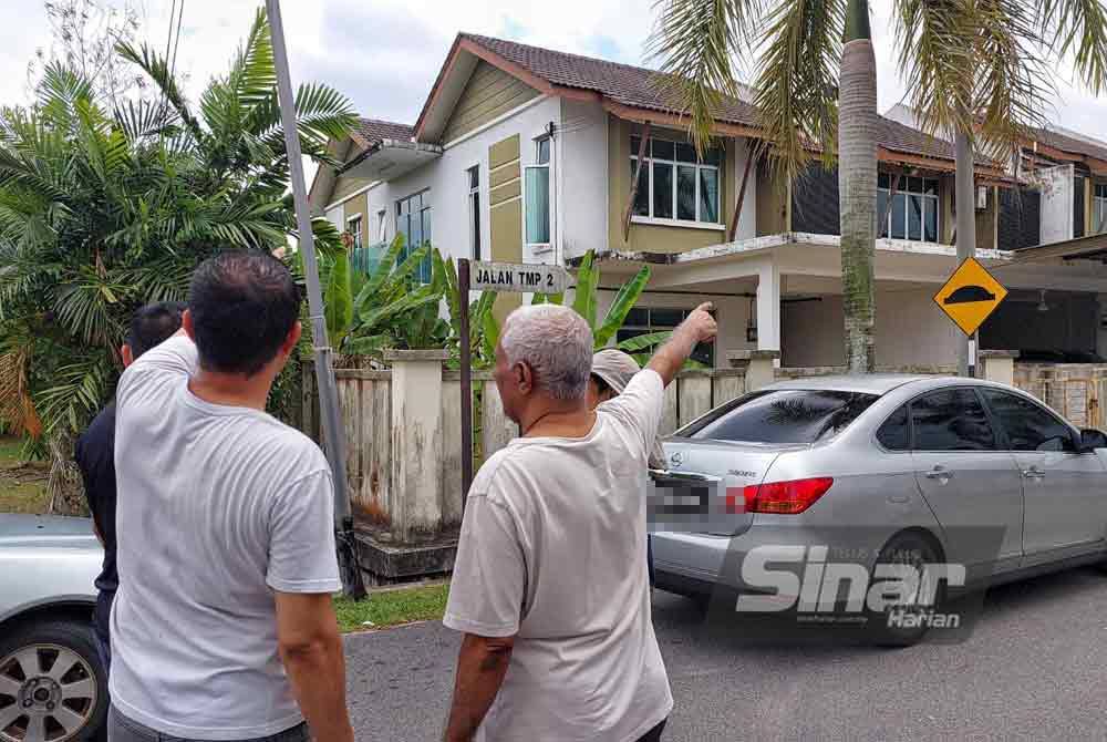 Penduduk menunjukkan bumbung rumah yang sering menjadi sasaran haiwan liar itu.