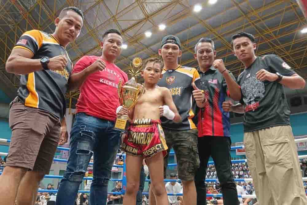 Farish Hakimi (tiga dari kiri) bersama barisan kejurulatihan Akademi Kuda Merah.