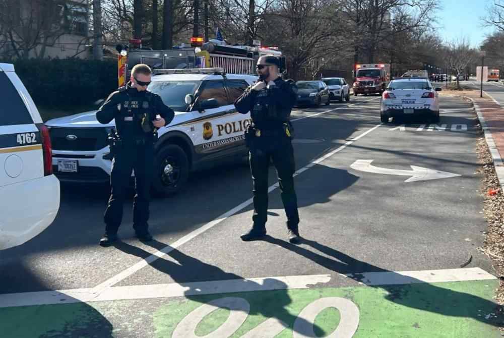 Anggota beruniform perkhidmatan rahsia AS menghalang akses jalan menuju ke Kedutaan Israel di Washington, DC. Foto AFP