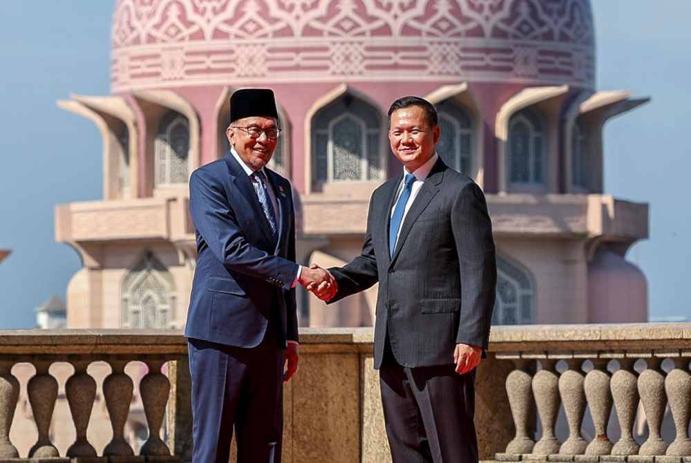 Anwar (kiri) bersama dengan Hun Manet di perkarangan Bangunan Perdana Putra hari ini sempena lawatan rasmi sehari Perdana Menteri Kemboja itu ke Malaysia. - Foto: Bernama