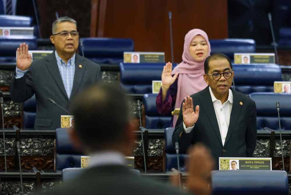 Khaled (kanan); Menteri Pendidikan, Fadhlina Sidek dan Menteri Perpaduan Negara, Datuk Aoron Ago Dagang melafazkan ikrar Rukun Negara sebelum Majlis Persidangan Dewan Rakyat bermula pada Isnin. Foto Bernama