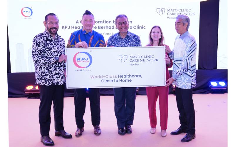 Dr Dzulkefly (tengah), Keat Chyuan (dua dari kiri), Dr Stacey (dua dari kanan), Syed Mohamed (kiri) dan Md Arif bersama-sama menunjukkan plakad kerjasama di antara KPJ Healthcare dan Mayo Clinic.