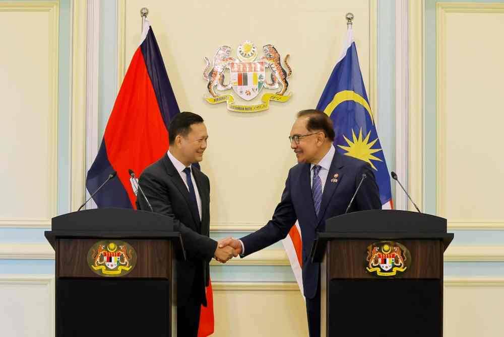 Anwar (kanan) bersalaman dengan Perdana Menteri Kemboja, Hun Manet pada sidang akhbar bersama di Bangunan Perdana Putra hari ini. Foto Bernama