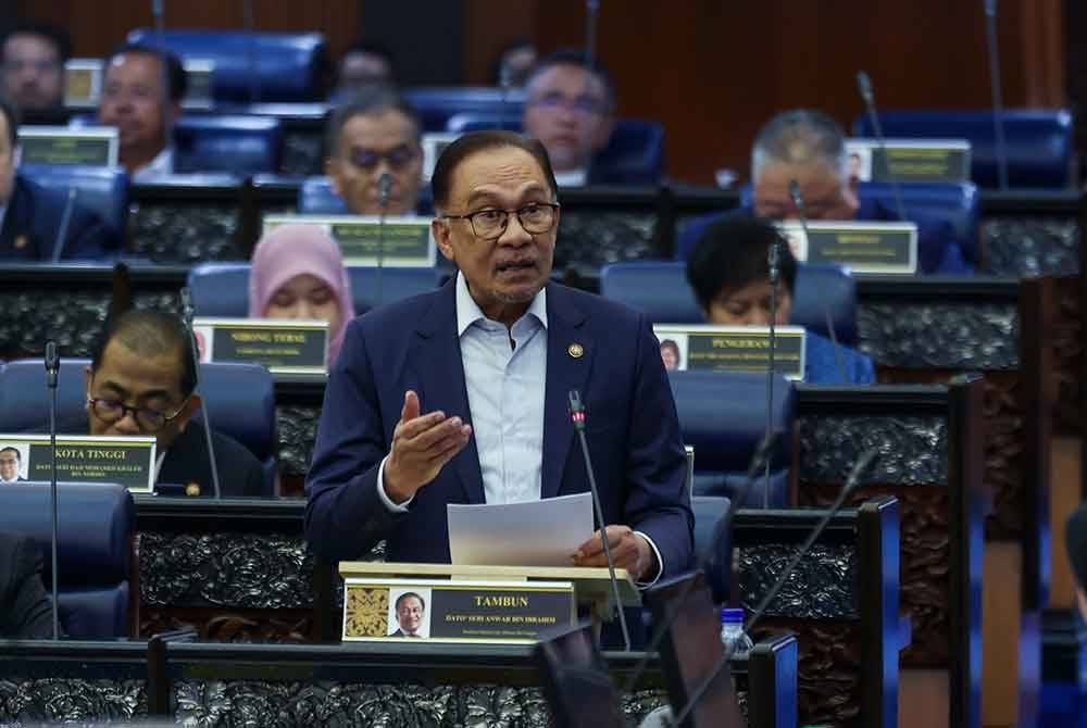 Anwar ketika merafak sembah ucapan setinggi-tinggi tahniah dan ikrar taat setia kepada Yang di-Pertuan Agong Sultan Ibrahim dan Raja Permaisuri Agong Raja Zarith Sofiah pada Sidang Dewan Rakyat di Bangunan Parlimen hari ini. - Bernama