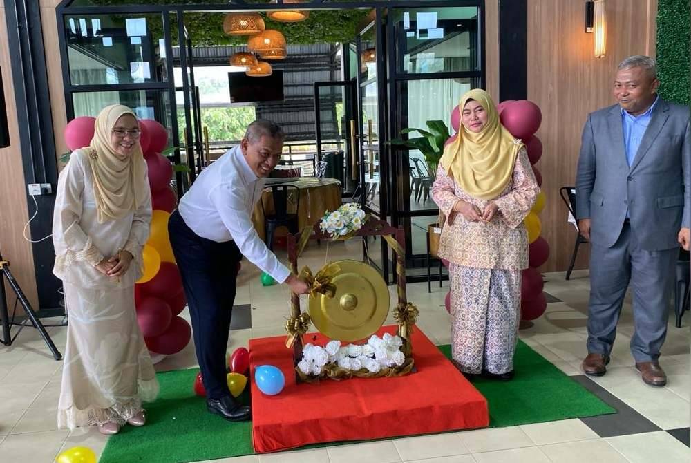 Suhaimi (dua dari kiri) merasmikan Restoran Chandat@Terapung sambil disaksikan oleh Azlina (tiga dari kiri).