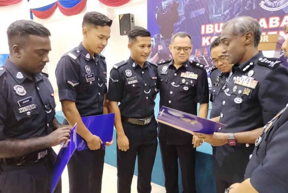 Kumar (kanan) berkata sesuatu kepada ketiga-tiga anggota polis yang menerima sijil penghargaan tersebut sambil diperhatikan Ketua Polis Daerah Kota Tinggi, Superintenden Hussin Zamora.