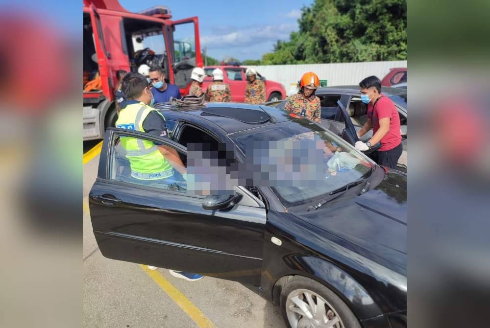 Anggota polis melakukan pemeriksaan ke atas kedua mangsa yang ditemui tidak sedarkan diri di dalam kereta yang diparkir di sebuah stesen minyak di Muadzam Shah pada Selasa.