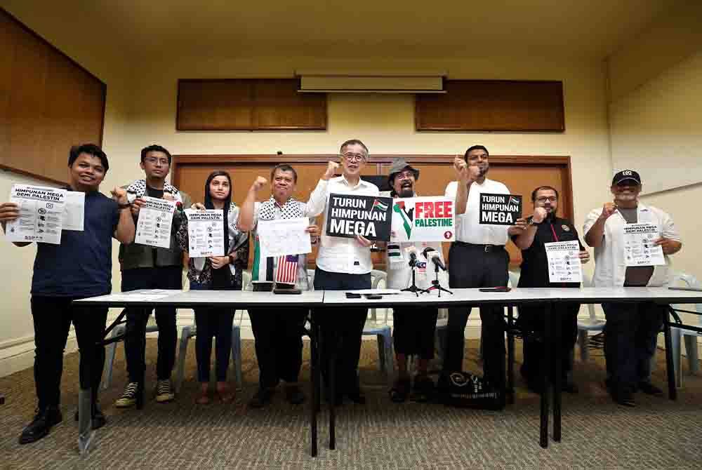 Tian Chua (tengah) ketika ditemui pemberita pada sidang media Himpunan Mega Demi Palestin pada Selasa. Foto Bernama