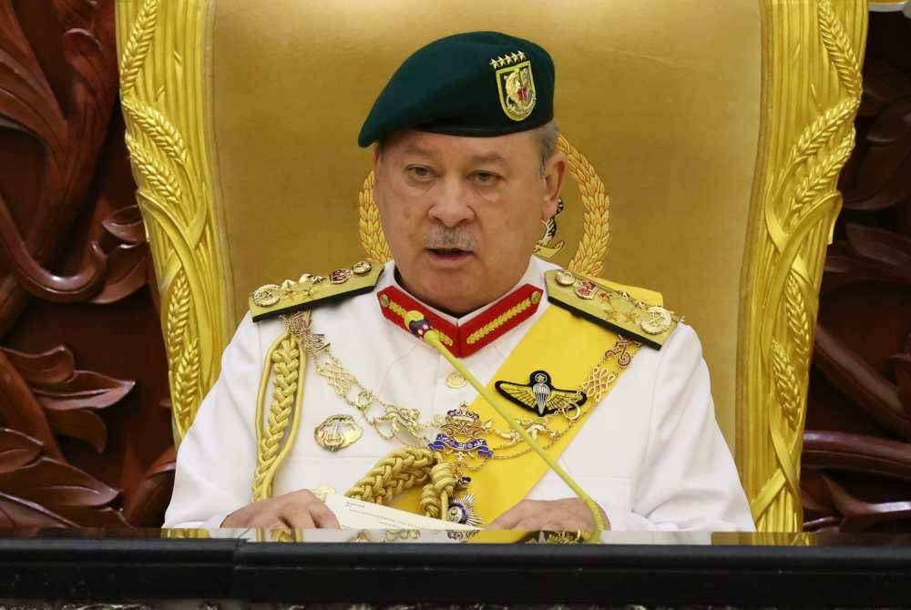 Sultan Ibrahim berkenan menyampaikan Titah Diraja pada Istiadat Pembukaan Mesyuarat Pertama Penggal Ketiga, Parlimen ke-15 di Dewan Rakyat pada Isnin. Foto Bernama