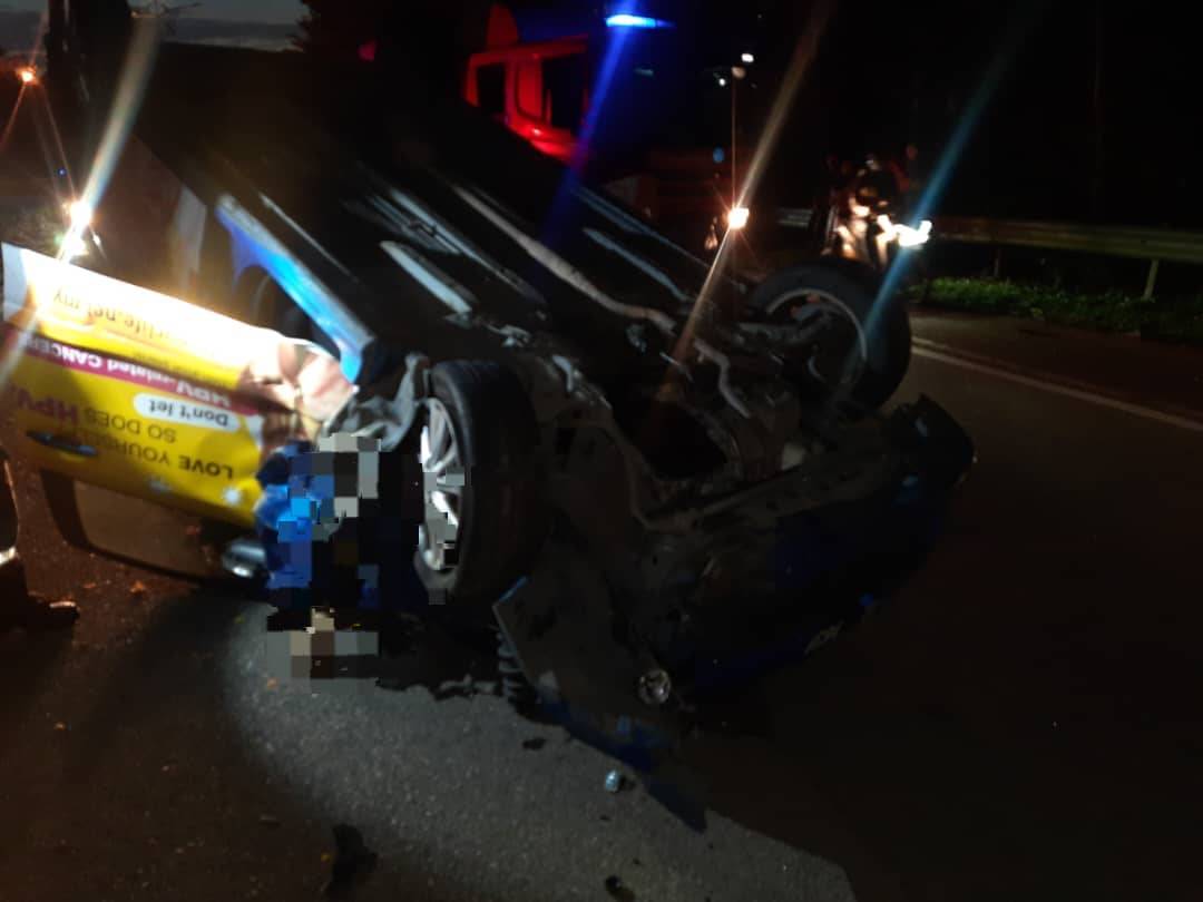 Seorang lelaki maut dirempuh sebuah kenderaan pelbagai guna (MPV) ketika sedang membaiki jalan di Jalan Senibong, awal pagi Rabu. Foto Bomba 