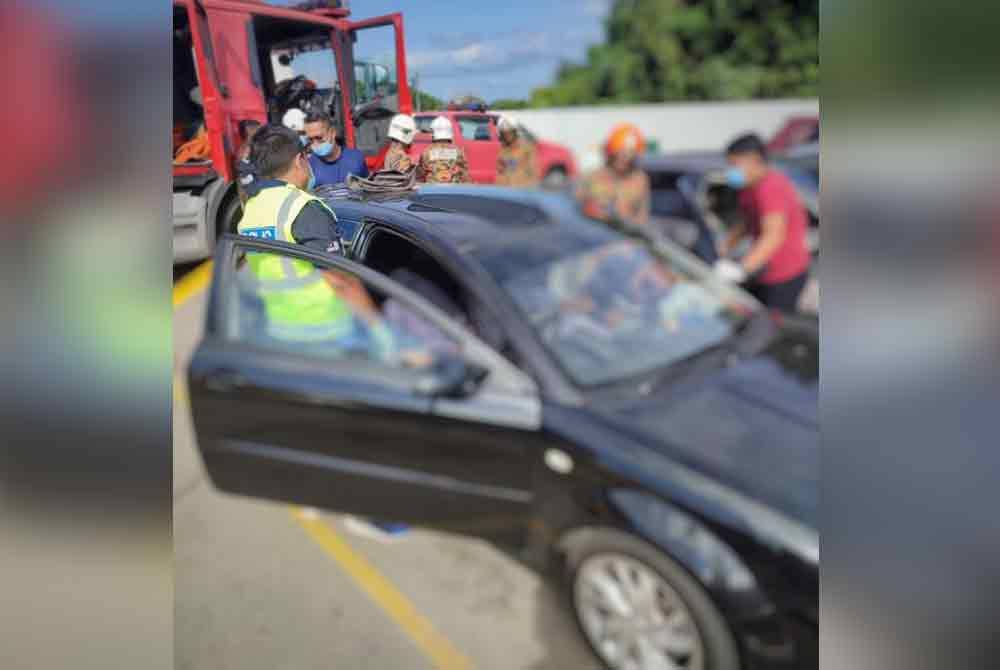 Anggota polis melakukan pemeriksaan ke atas dua mangsa yang ditemui tidak sedarkan diri di dalam kereta diparkir di sebuah stesen minyak di Muadzam Shah pada Selasa. Foto Bomba Pahang.