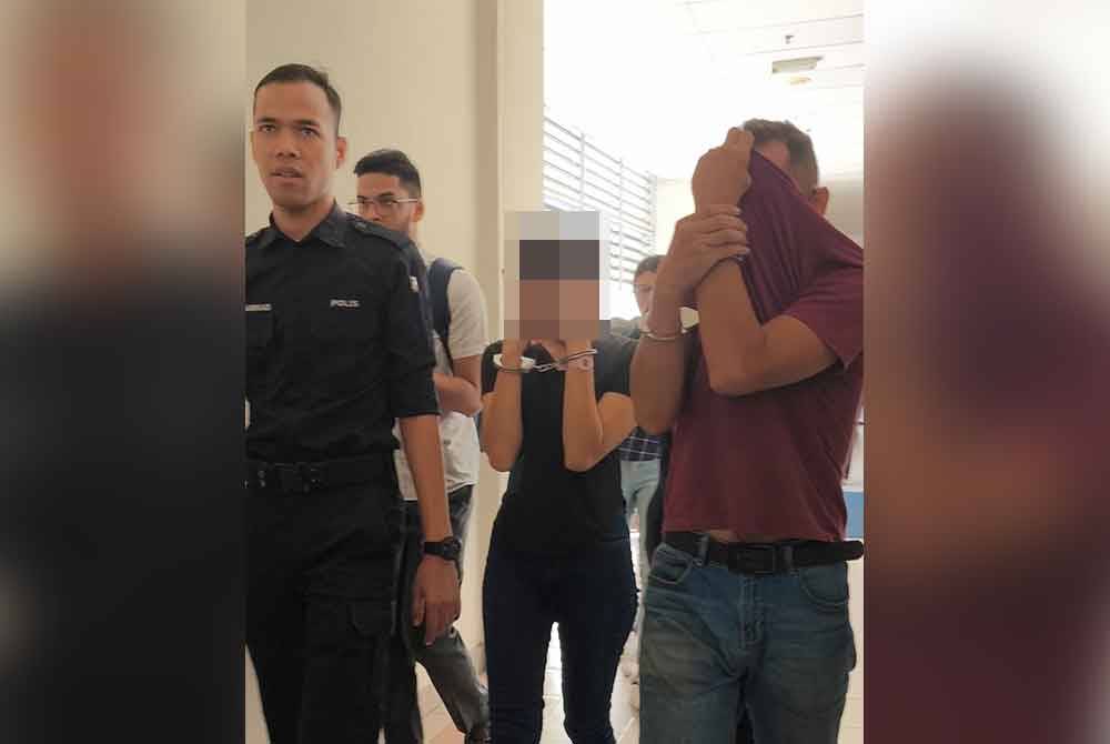 Pasangan suami isteri didakwa di Mahkamah Sesyen Petaling Jaya pada Rabu atas pertuduhan menganiaya anak lelaki mereka yang berusia setahun empat bulan, dengan memberi susu bercampur air mengandungi dadah jenis &#039;methamphetamine.