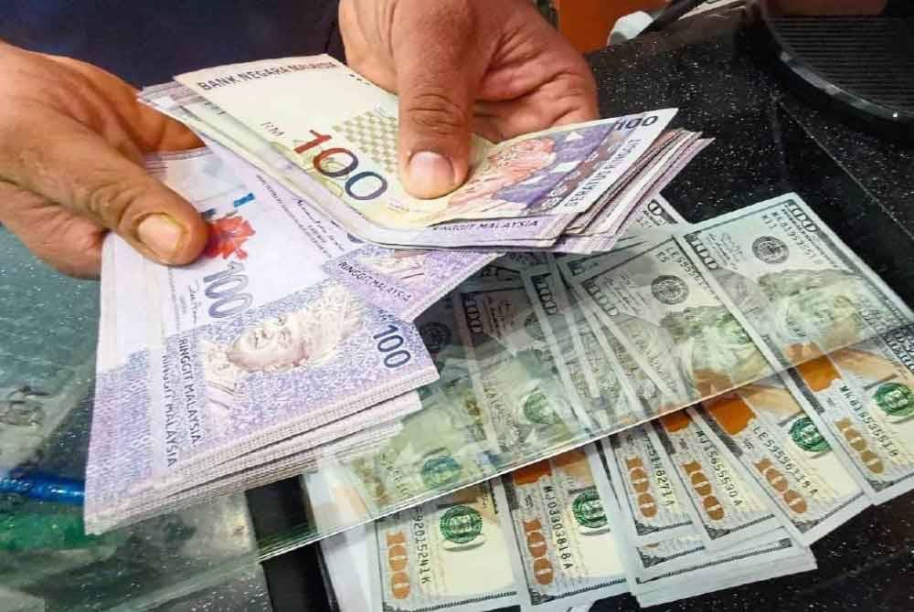 Pada jam 9.05 pagi, ringgit meningkat kepada 4.7580/7620 berbanding dolar AS daripada paras penutup 4.7585/7635 pada Selasa. Gambar hiasan. 