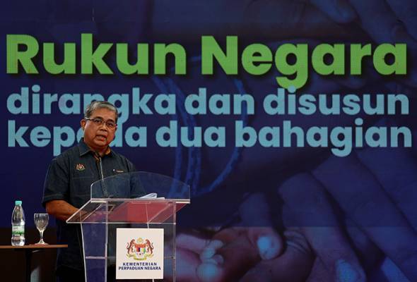 Datuk Aaron Ago Dagang menggesa semua pihak supaya menghentikan tafsiran yang salah berhubung maksud frasa ‘liberal’ yang terdapat dalam cita-cita Rukun Negara. Gambar fail Bernama 