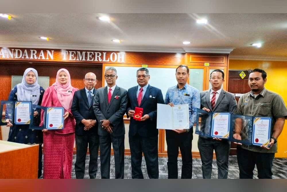 Suris (empat dari Kiri) bersama pasukan projek Amazing Pekan Sehari Temerloh yang meraih emas dan anugerah khas PSIA 2024.