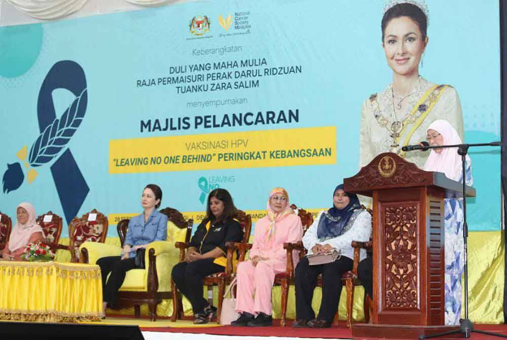 Wan Azizah ketika berucap pada pelancaran Program Vaksinasi HPV &#039;Leaving No One Behind&#039; Peringkat Kebangsaan yang disempurnakan Raja Permaisuri Perak, Tuanku Zara Salim di Dewan Serbaguna Bandar Baru Tambun pada Rabu.