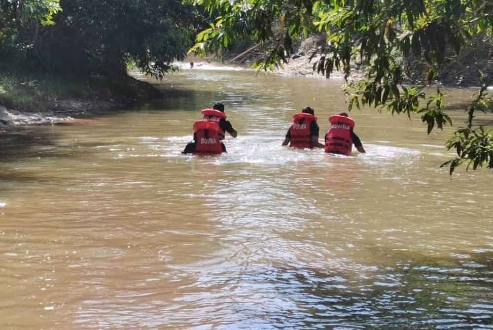 Seorang remaja lelaki lemas selepas dihanyutkan arus deras di Sungai Bagan berdekatan Kampung Bagan Atas di Machang, pada Rabu. Foto JBPM