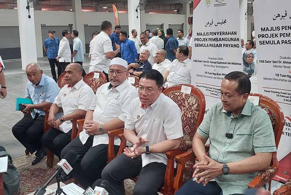 Nga (tengah) ketika sidang akhbar pada Majlis Penyerahan Projek Pembangunan Semula Pasar Payang pada Rabu.