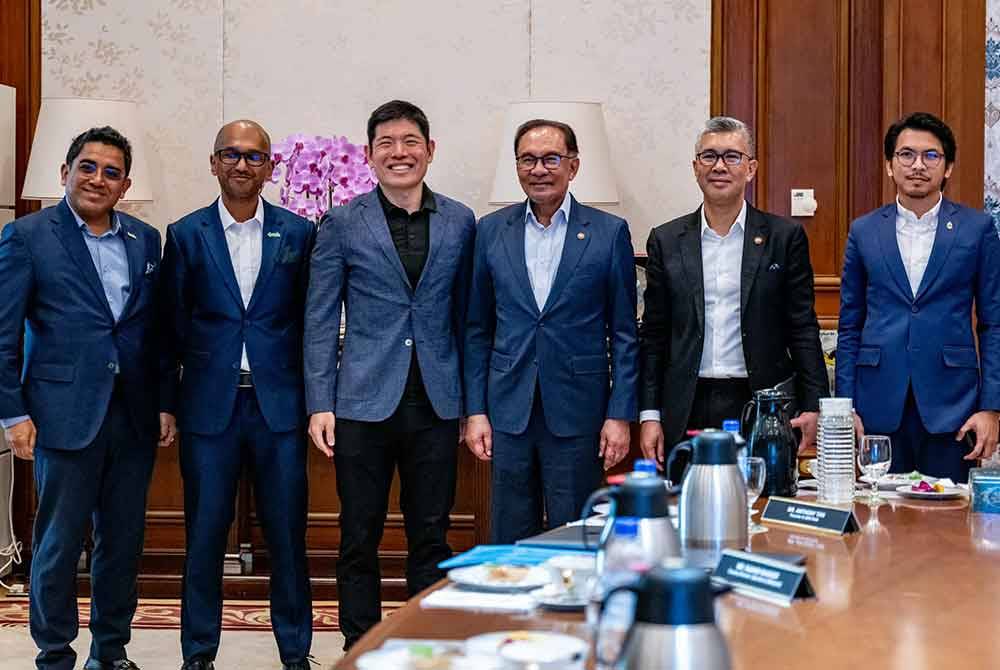 Anwar (tiga dari kanan) pada Rabu menerima kunjungan hormat Pengasas Bersama Ketua Pegawai Eksekutif Grab Holdings Inc, Anthony Tan (tiga dari kiri). Foto FB Anwar Ibrahim