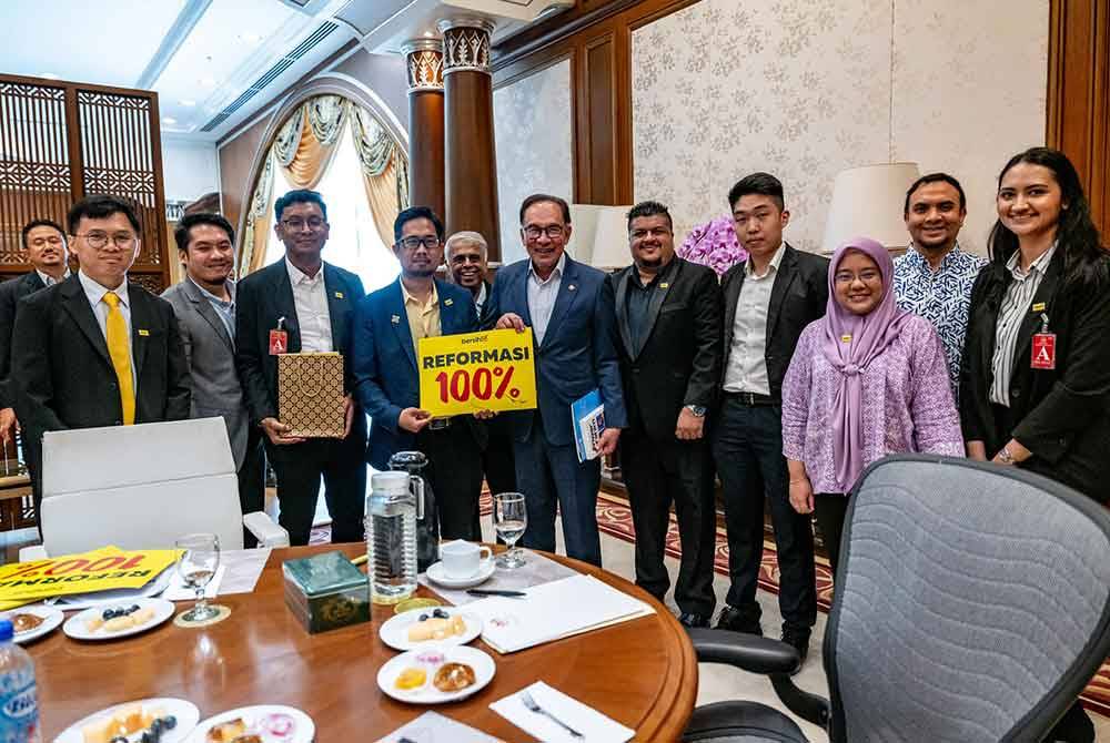 Anwar menerima memorandum daripada pimpinan Bersih yang diketuai Mohammad Faisal di Putrajaya pada Rabu. Foto FB Anwar Ibrahim