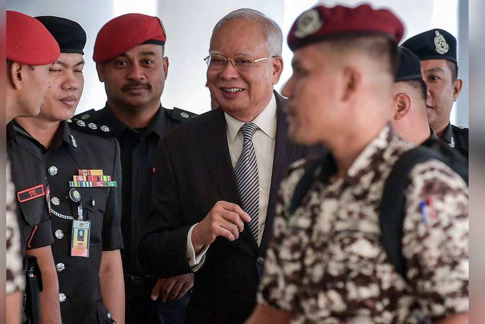 Najib (tengah) hadir untuk perbicaraan kes 1MBD di Mahkamah Tinggi Kuala Lumpur pada Rabu. Foto Bernama