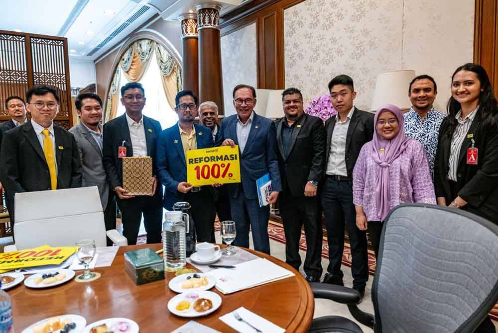 Pengerusi Bersih, Muhammad Faisal Abdul Aziz menyampaikan memorandum kepada Anwar di Pejabat Perdana Menteri, Putrajaya pada Rabu. - Foto: Bersih