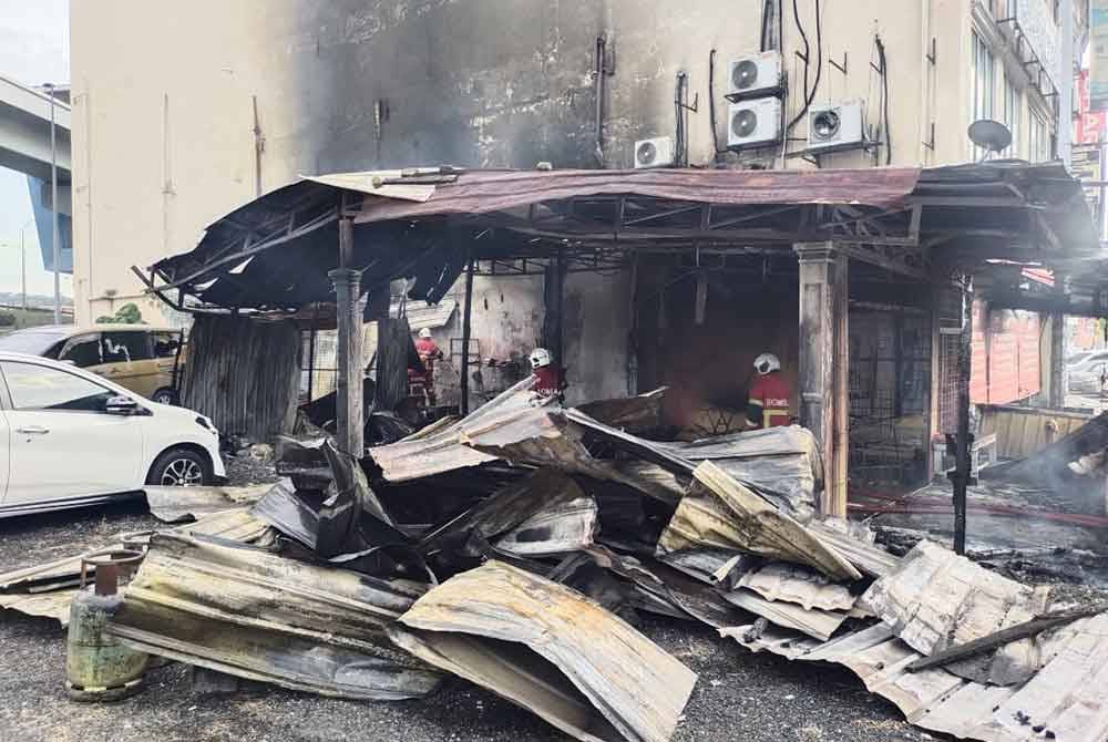 Sebuah kedai makan di Kampung Baru Cina, Batu 11, di sini, terbakar, pada Rabu.