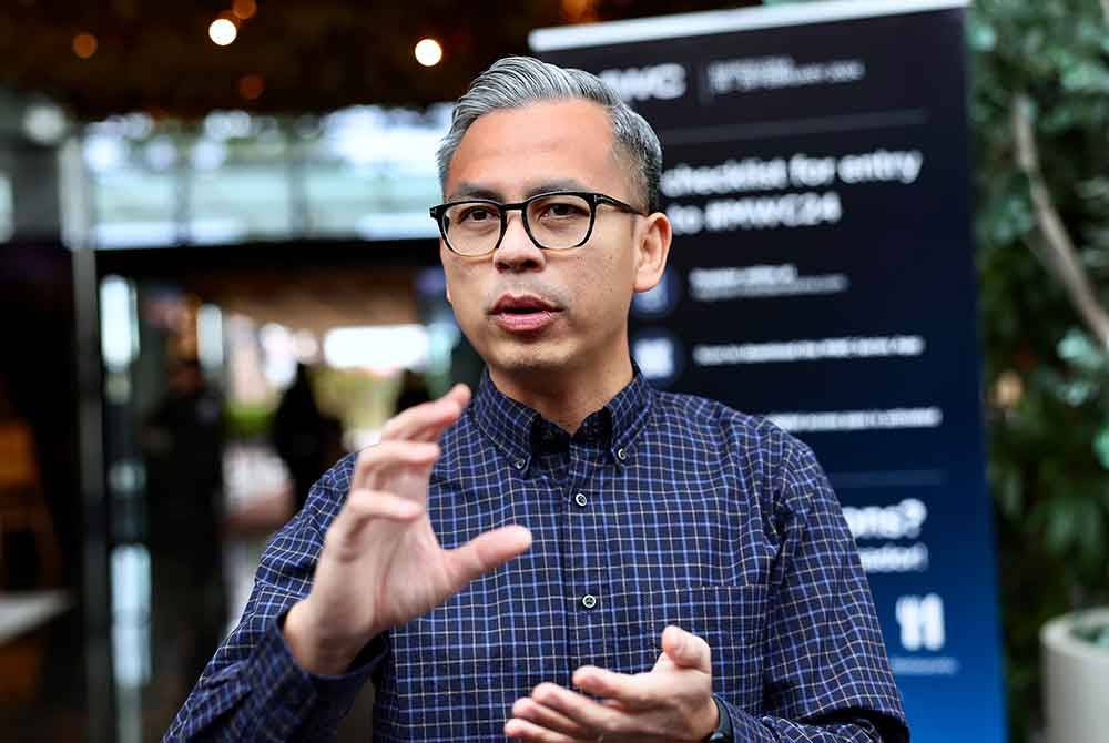 Fahmi ketika bertemu pengamal media sebelum berlepas ke Oslo, Norway selepas mengetuai delegasi Malaysia ke Mobile World Congress 2024 pada 26 Februari hingga 29 Februari. Foto Bernama