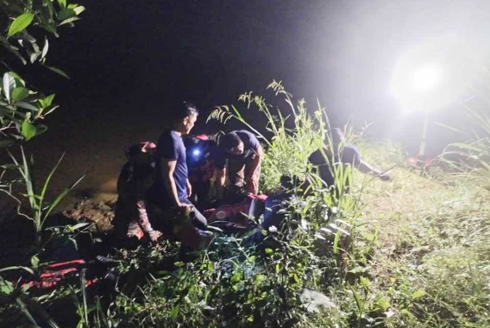 Mayat mangsa dibawa naik ke darat selepas ditemui lemas di Sungai Ansip, Kampung Ansip, Sook.