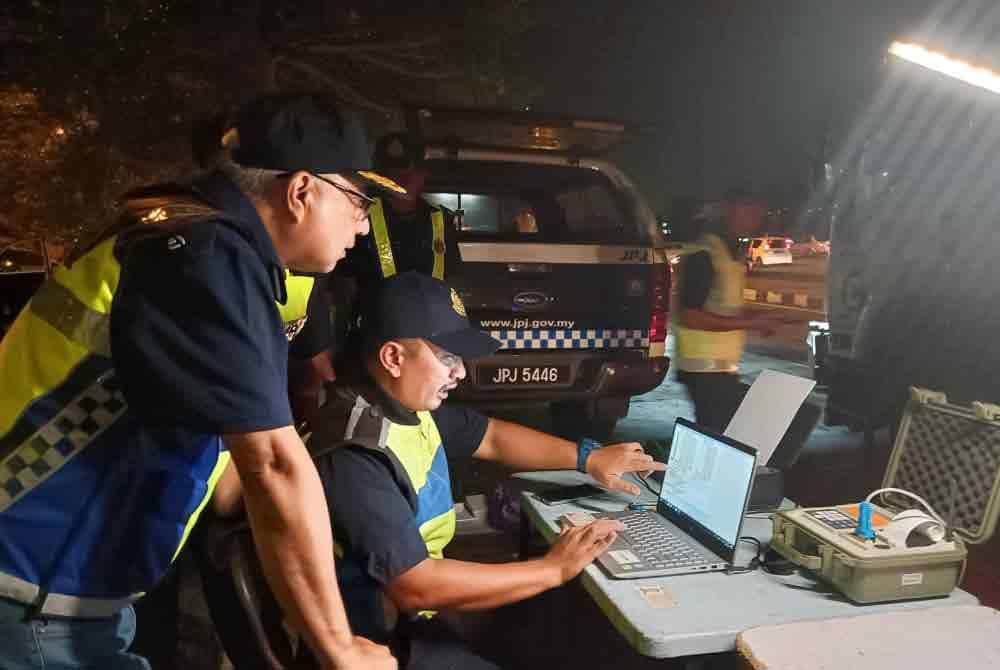 Lokman melihat proses pemeriksaan had berat lori yang dilakukan di Plaza Tol Skudai, Johor Bahru pada malam Rabu.