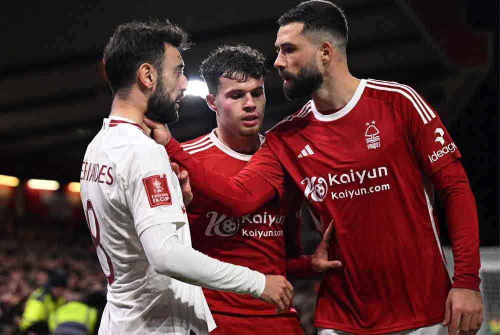 Bruno Fernandes (kiri) menjadi mangsa kekasaran pemain Nottingham Forest. Foto AFP