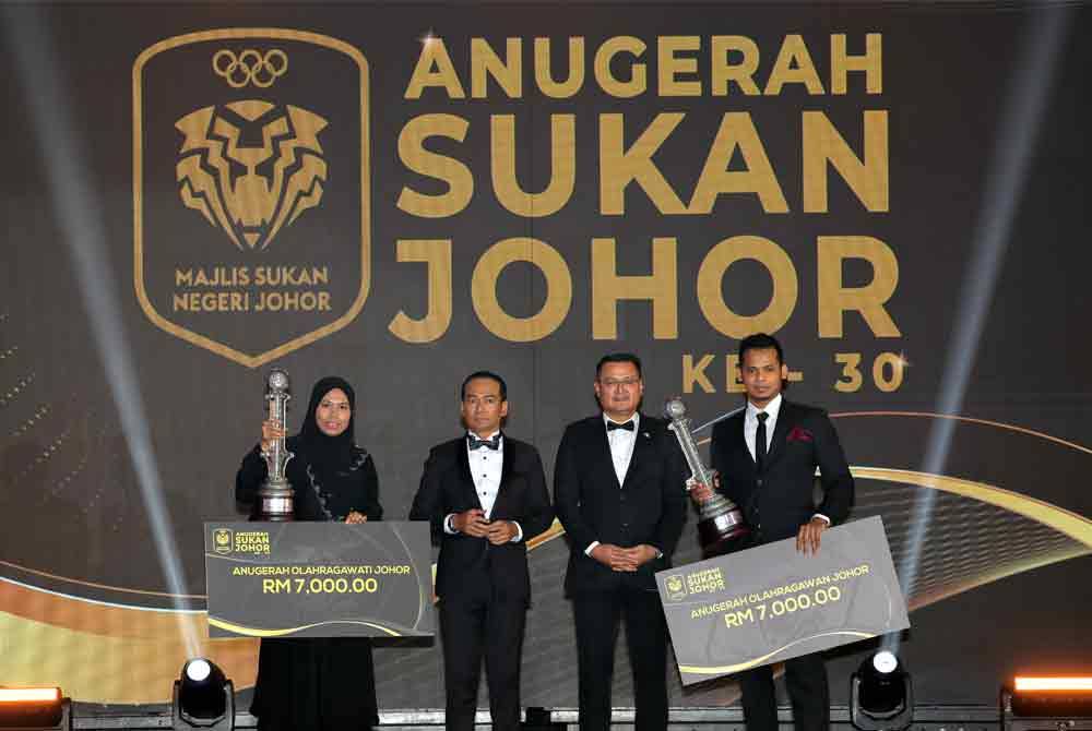 Mohd Hairi (dua dari kanan) bersama Shah Firdaus (kanan) dan Nurul Syasya yang diwakili ibunya, Zainorida Ngarip (kiri) pada Majlis Anugerah Sukan Johor ke-30 di Pusat Konvensyen Antarabangsa Persada Johor, pada malam Rabu. Foto Bernama